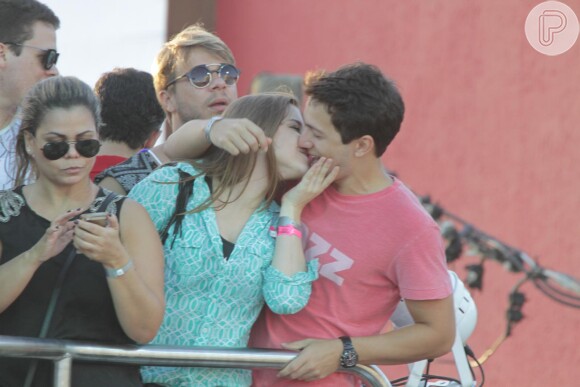 Alice Wegmann beija Pedro Malan em cima do trio de Ivete Sangalo