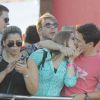 Alice Wegmann beija o namorado, Pedro Malan, no trio em Salvador