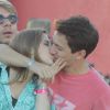 Alice Wegmann troca beijos com o namorado, Pedro Malan, no trio de Ivete Sangalo, na Barra, em Salvador, em 16 de fevereiro de 2015