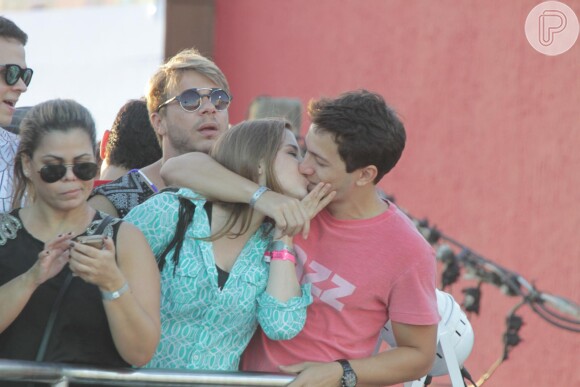 Alice Wegmann troca beijos com o namorado, Pedro Malan, no trio de Ivete Sangalo, na Barra, em Salvador, em 16 de fevereiro de 2015