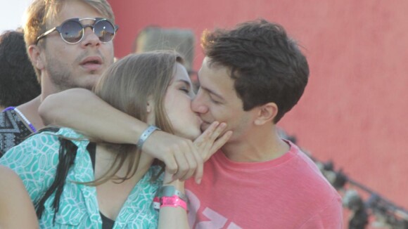 Alice Wegmann beija o namorado, Pedro Malan, no trio de Ivete Sangalo na Bahia