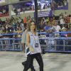 Ana Furtado atravessa a Passarela do Samba com um look brilhoso e colete de trabalho