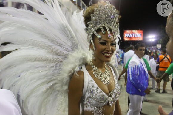 Sheron Menezzes desfilou pela Portela na noite desta segunda-feira (16 de fevereiro de 2015)