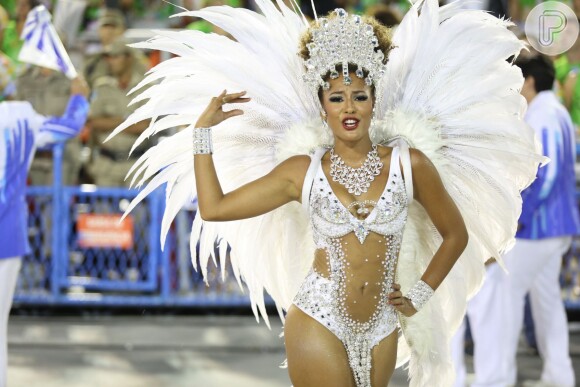 Sheron Menezzes surge deslumbrante no desfile da Portela no Carnaval 2015
