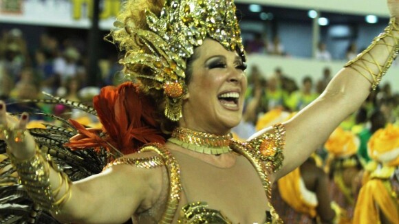Claudia Raia mostra animação no desfile da Beija-Flor: 'Feliz e emocionada'