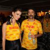 Alinne Moraes foi ao sambódromo do Rio na madrugada desta terça-feira (17)