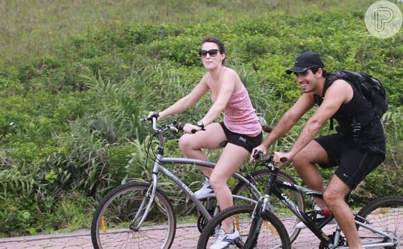Bianca Bin lamentou o roubo de sua bicicleta e do marido, Pedro Brandão, após um passeio na orla da praia da Barra da Tijuca, no dia 14 de abril de 2013