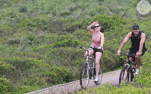 Bianca Bin conta no Twitter que é fã de andar de bicicleta. A atriz já foi flagrada algumas vezes passeando de bicicleta com o marido, Pedro Brandão, no Recreio dos Bandeirantes
