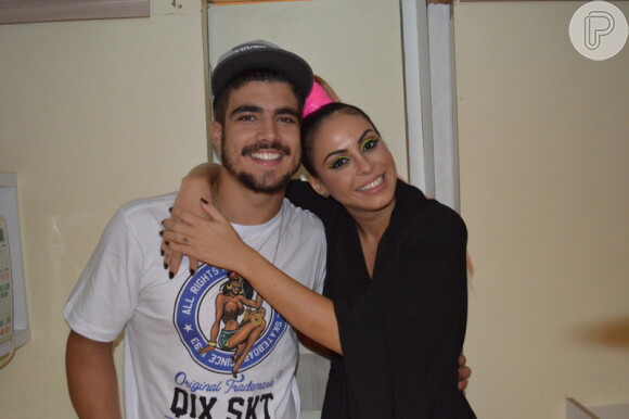 Caio Castro posa ao com Alinne Rosa no Carnaval de Salvador, nesta terça-feira, 17 de fevereiro de 2015