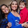 Flávia Alessandra publica uma foto com as filhas Giulia e Olivia nos bastidores de um ensaio fotográfico de Dia das Mães para a marca de roupas Hering, em 17 de abril de 2013