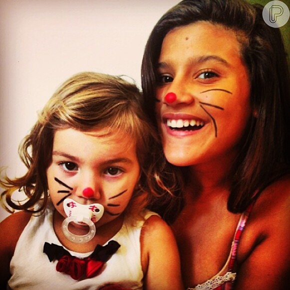 Como boa mãe babona, a atriz publicou uma foto das filhas Giulia e Olívia pintadinhas de coelhinhos para desejar Feliz Páscoa aos seus  seguidores: 'Minhas coelhinhas! Minha Páscoa de todos os dias! Fiquem com Deus!'