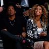 Beyoncé e Jay-Z são flagrados assistindo a um jogo de basquete, em fevereiro de 2013