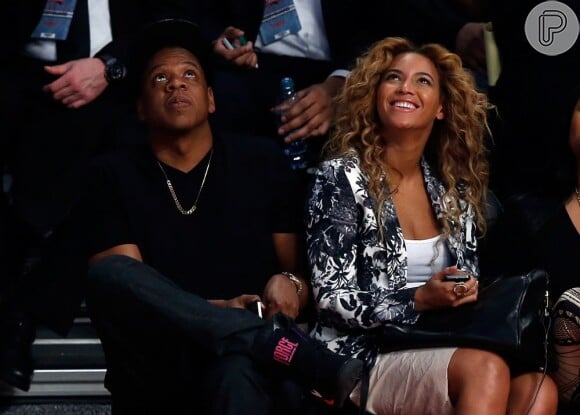 Beyoncé e Jay-Z são flagrados assistindo a um jogo de basquete, em fevereiro de 2013