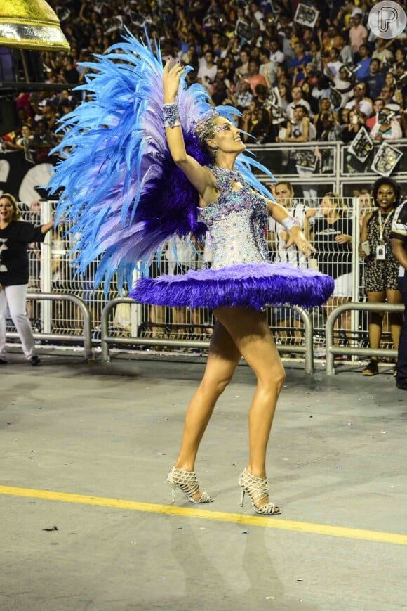 Madrinha da Vai-Vai, Ana Hickmann usa fantasia Vida de Bailarina no desfile da escola campeã do Carnaval de São Paulo