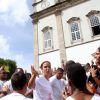 Ivete Sangalo cumprimenta seus fãs na entrada da Igreja de Nosso Senhor do Bonfim