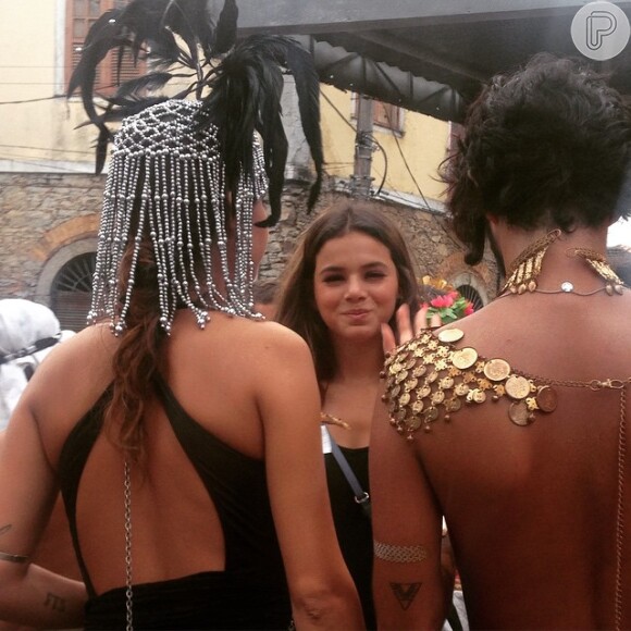 Bruna Marquezine esteve no bloco do Super Mario, no bairro de Santa Teresa, no Rio de Janeiro