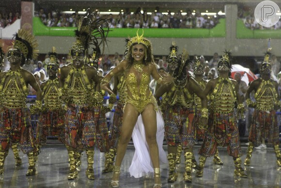 Juliana Paes brilhou no desfile da Viradouro como uma guerreira africana e não se importou com a forte chuva que caiu durante a evolução da escola na Avenida: 'Muita chuva para lavar a alma!'