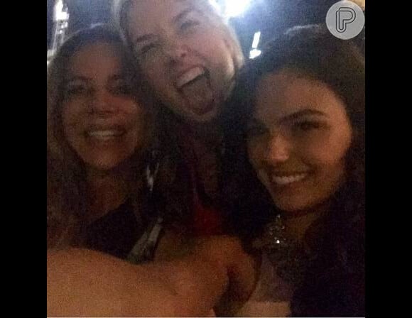 Isis Valverde comemora aniversário em bar do Rio com amigas, em 18 de fevereiro de 2015