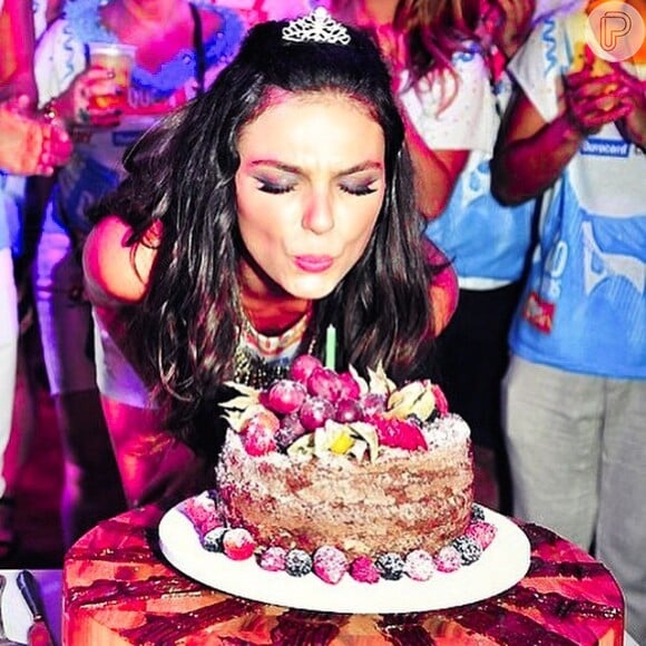 Isis Valverde completou 28 anos no dia 17 de fevereiro de 2015 e comemorou com bolo em camarote na Marquês de Sapucaí