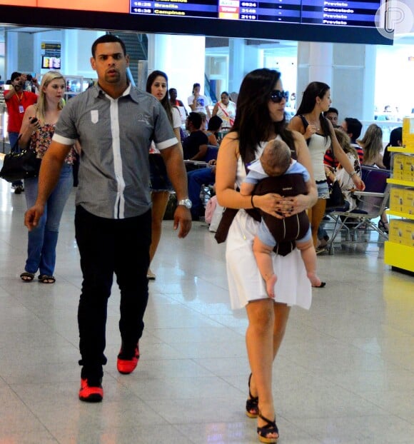 Wanessa embarcou com o filho caçula, João Francisco, no aeroporto Santos Dumont, nesta quinta-feira, 19 de fevereiro de 2015