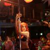 Anitta usa peruca em pole dance durante gravação de clipe