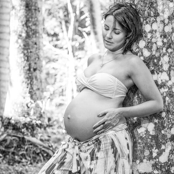 Juliana Knust, grávida de 9 meses, posta foto com barrigão em rede social