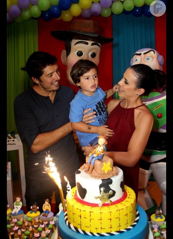 Juliana Knust festejou o aniversário do filho Mateus, de 4 anos, ao lado do marido, Gustavo Machado, no Rio