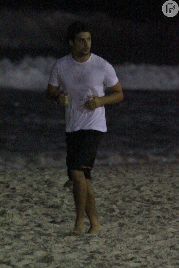 Cauã Reymond se exercita na praia da Barra, no Rio de Janeiro, nesta quinta-feira, 18 de abril de 2013