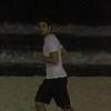 Cauã Reymond mantém a boa forma fazendo exercícios na praia da Barra, no Rio de Janeiro