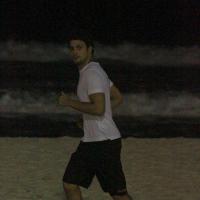 Cauã Reymond mantém a boa forma se exercitando à noite em praia do Rio