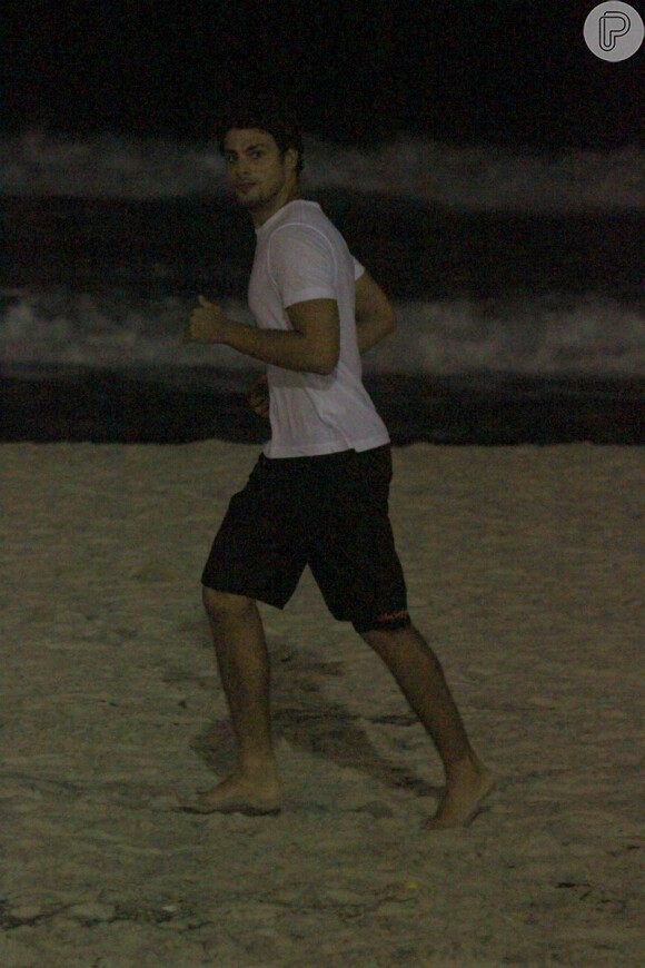 Cauã Reymond mantém a boa forma fazendo exercícios na praia da Barra, no Rio de Janeiro