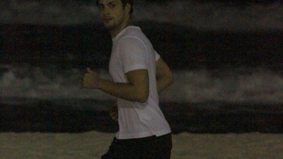 Cauã Reymond mantém a boa forma se exercitando à noite em praia do Rio