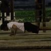 Cauã Reymond faz flexões no calçadão da praia da Barra, no Rio de Janeiro