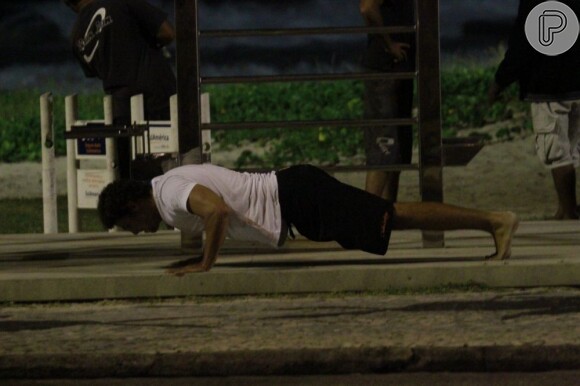 Cauã Reymond faz flexões no calçadão da praia da Barra, no Rio de Janeiro