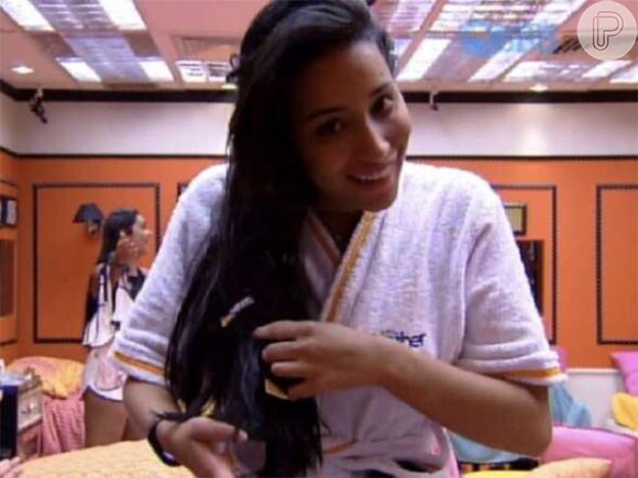 Nessa semana, Talita ficou com embalagem de preservativo preso no cabelo, no 'BBB15'