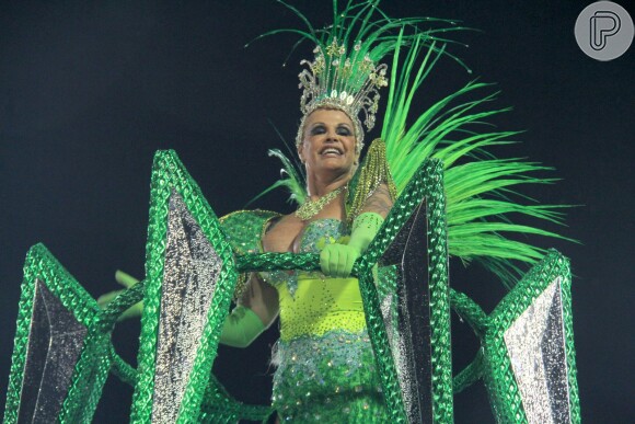 Monique Evans desfilou pela Mocidade no Carnaval 2015