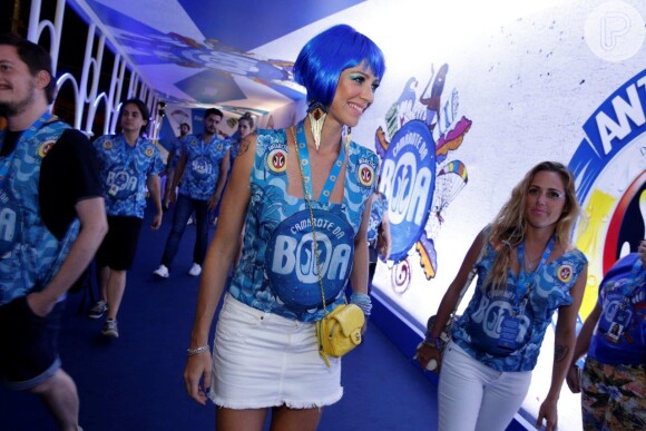 De peruca azul, Luana Piovani chama atenção ao chegar toda produzida para assistir ao desfile das campeãs, no Rio