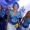 De peruca azul, Luana Piovani aparece em camarote no Rio com amigas