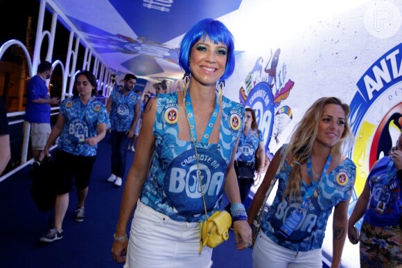 De peruca azul, Luana Piovani aparece em camarote no Rio com amigas