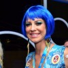 De peruca azul, Luana Piovani confere desfile das campeãs, no Rio