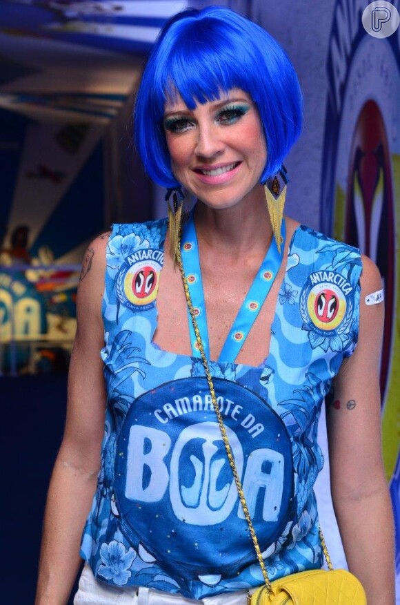 De peruca azul, Luana Piovani confere desfile das campeãs, no Rio, na noite deste sábado, 21 de fevereiro de 2015