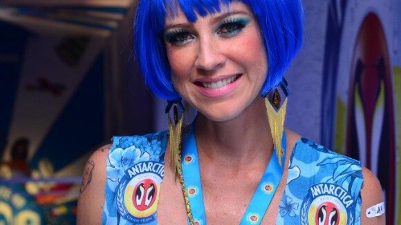 De peruca azul, Luana Piovani capricha em maquiagem para ver desfile de Carnaval