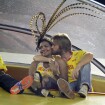 Gaby Amarantos ganha beijo do namorado, o inglês Gareth Jones, na Sapucaí