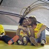 Gaby Amarantos troca carinho com o namorado, o cineasta inglês, Gareth Jones, em desfile de Carnaval na Spaucaí, no Rio, na madrugada deste domingo, 22 de fevereiro de 2015