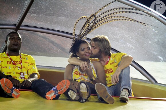 Gaby Amarantos troca carinho com o namorado, o cineasta inglês, Gareth Jones, em desfile de Carnaval na Spaucaí, no Rio, na madrugada deste domingo, 22 de fevereiro de 2015