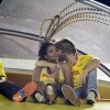 Gaby Amarantos recebe beijo do cineasta inglês, Gareth Jones, enquanto confere desfile de Carnaval no Rio