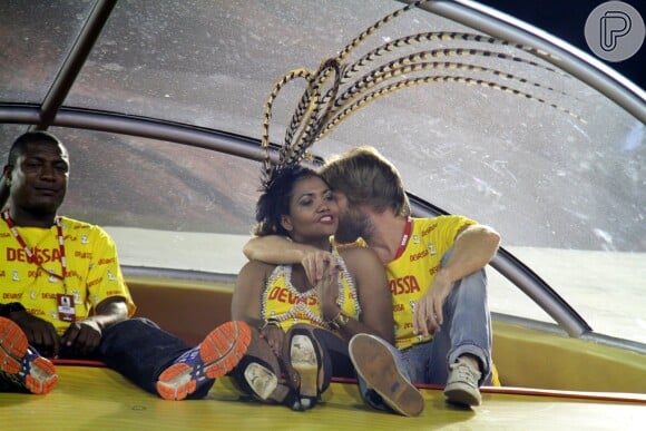 Gaby Amarantos recebe beijo do cineasta inglês, Gareth Jones, enquanto confere desfile de Carnaval no Rio