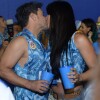 Zezé Di Camargo e a namorada, Graciele Lacerda, também trocaram beijos na Sapucaí