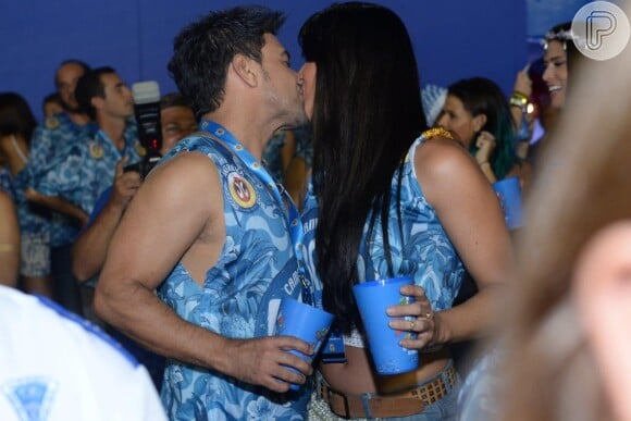Zezé Di Camargo e a namorada, Graciele Lacerda, também trocaram beijos na Sapucaí