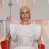 Lady Gaga usa vestido Azzedine Alaïa no Oscar 2015 e se torna piada nas redes sociais, em 22 de fevereiro de 2015